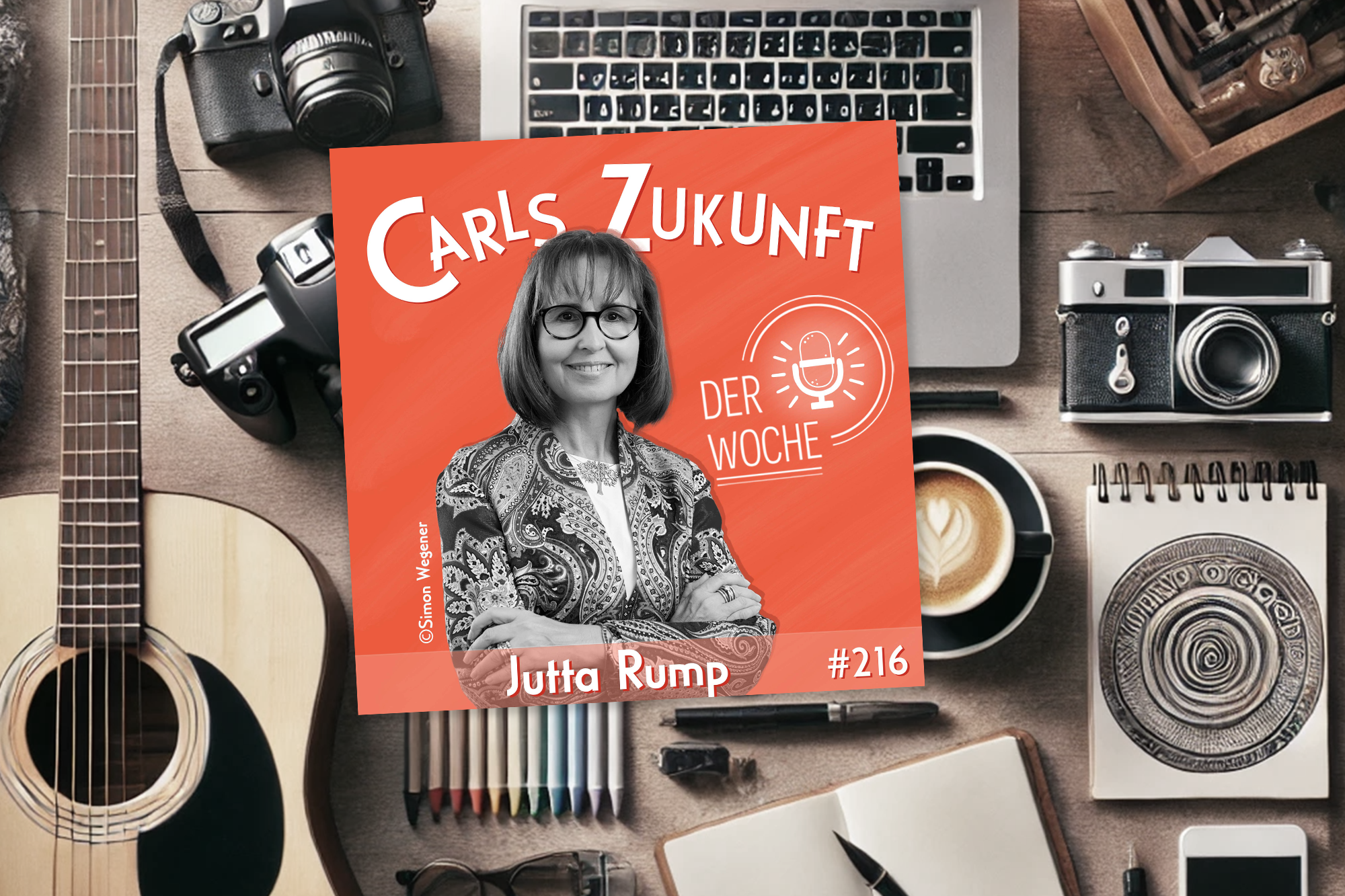 Podcast-Cover zeigt Jutta Rump auf einem orangefarbenen Hintergrund, dahinter sind Freizeit- und Arbeitsutensilien.