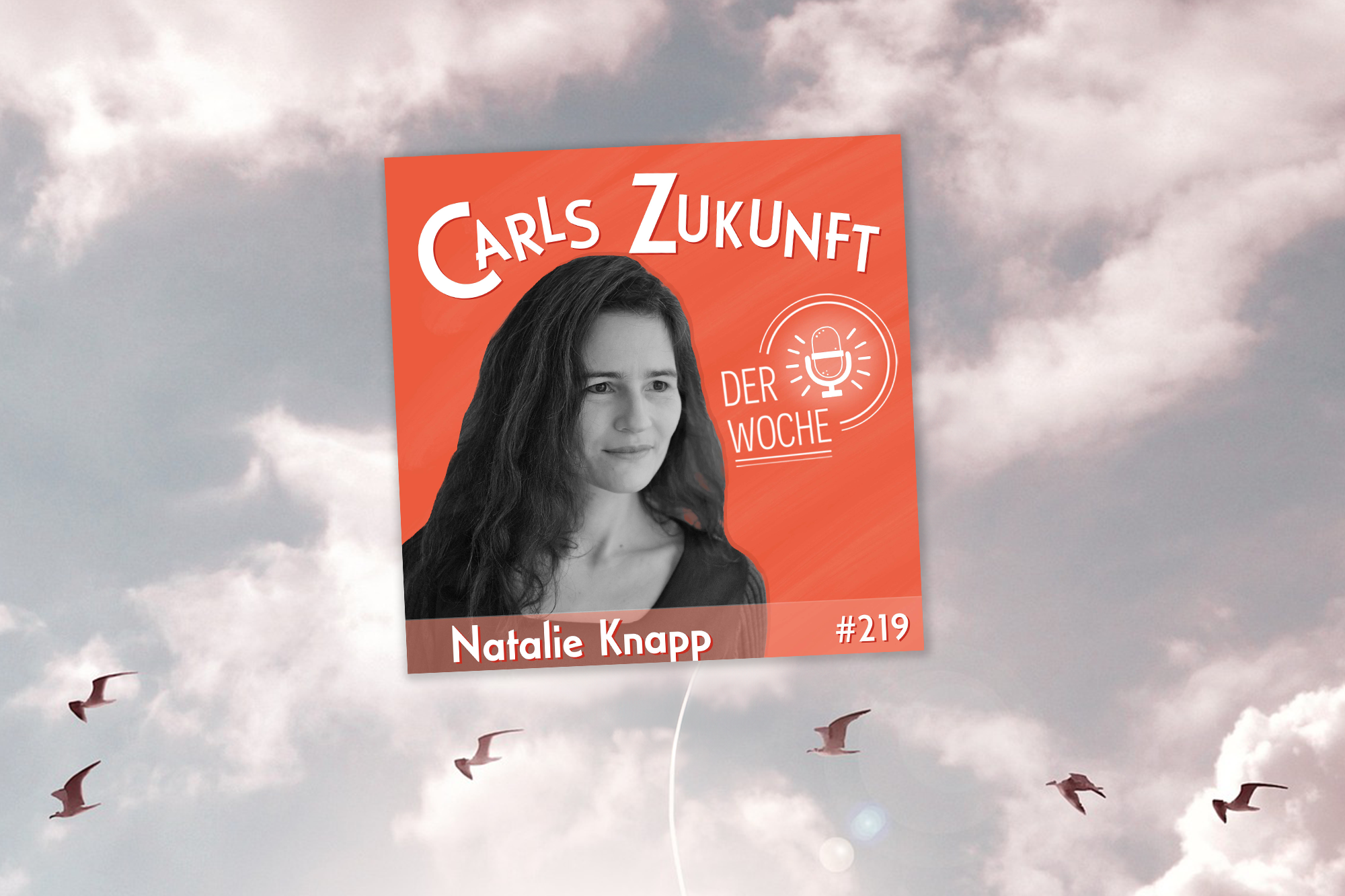 Podcast-Cover mit einem Porträt von Natalie Knapp auf orangefarbenem Hintergrund, dahinter ein Himmel mit Wolken.