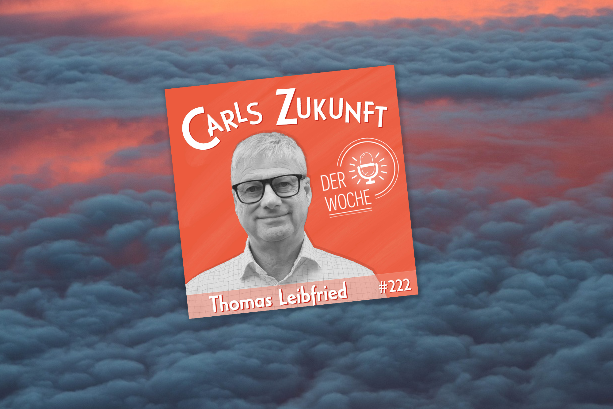 Das Bild zeigt dunkle Wolken und rosa Himmel, überlagert von einem Podcast-Cover mit Thomas Leibfried.