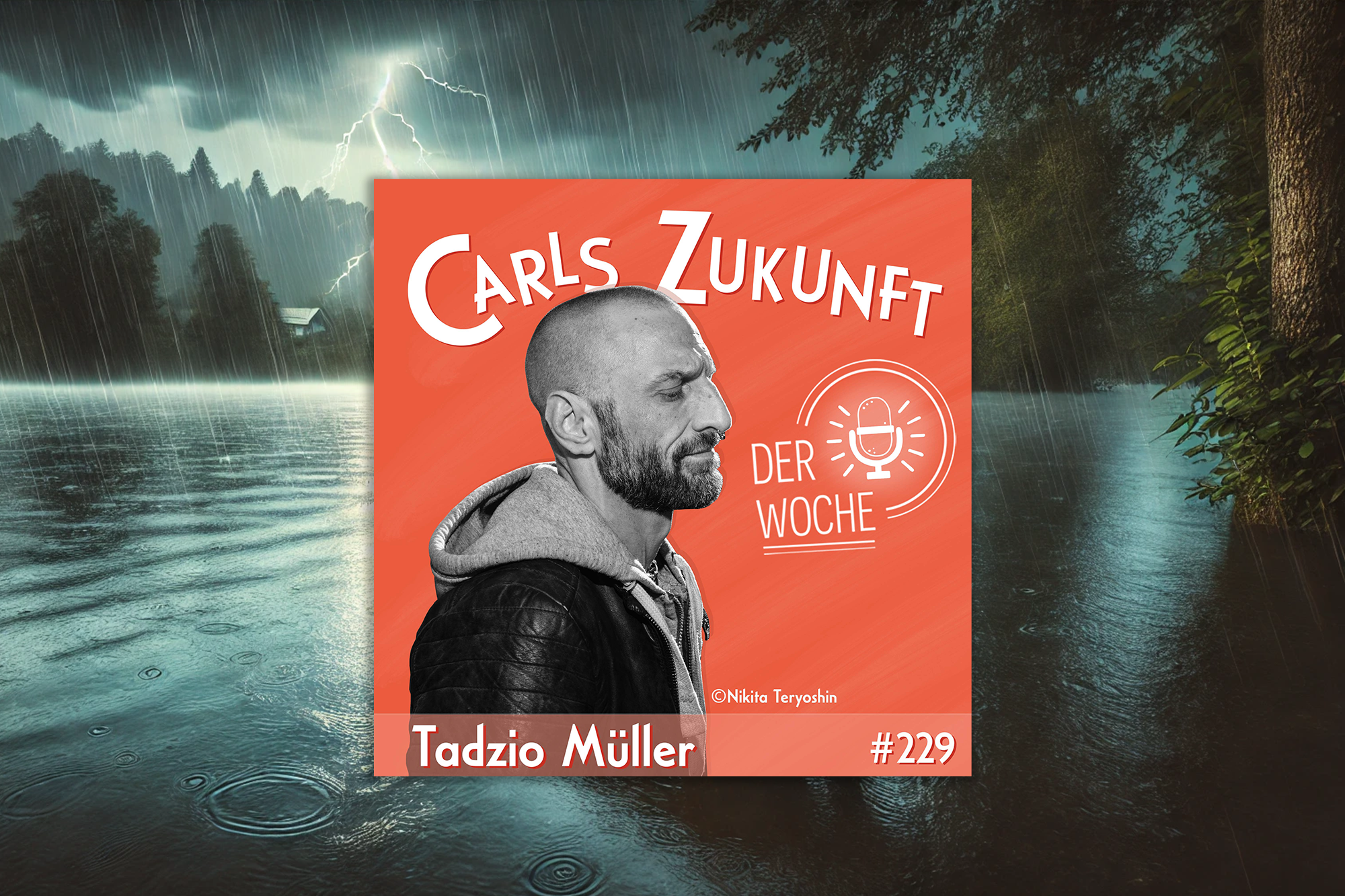 Hochwasser und Blitzeinschläge, darüber liegt das Podcast-Cover in orange mit Tadzio Müller.