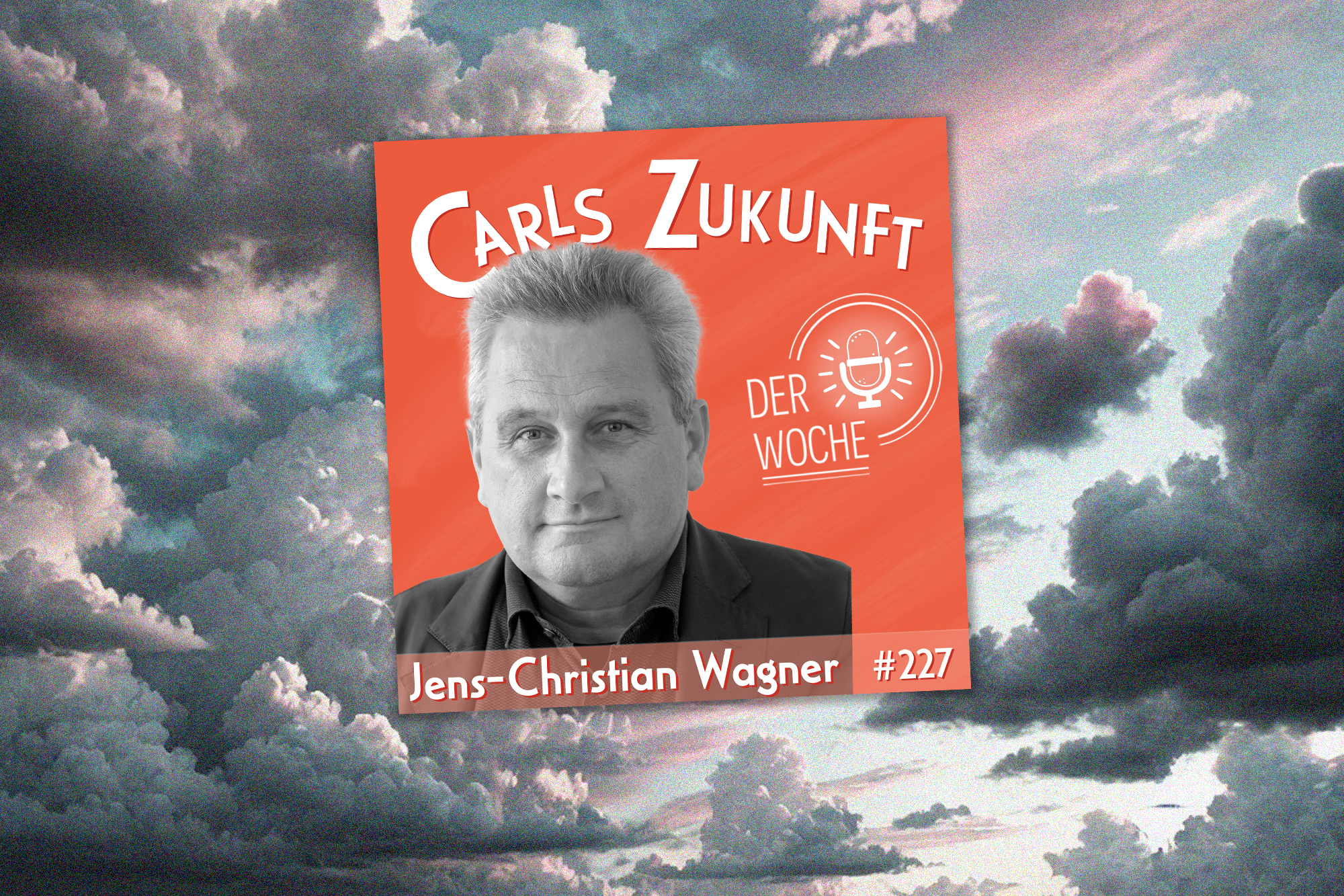 Ein Himmel mit grauen und rosa Wolken. Darauf liegt das orange Podcast-Cover mit Jens-Christian Wagner.